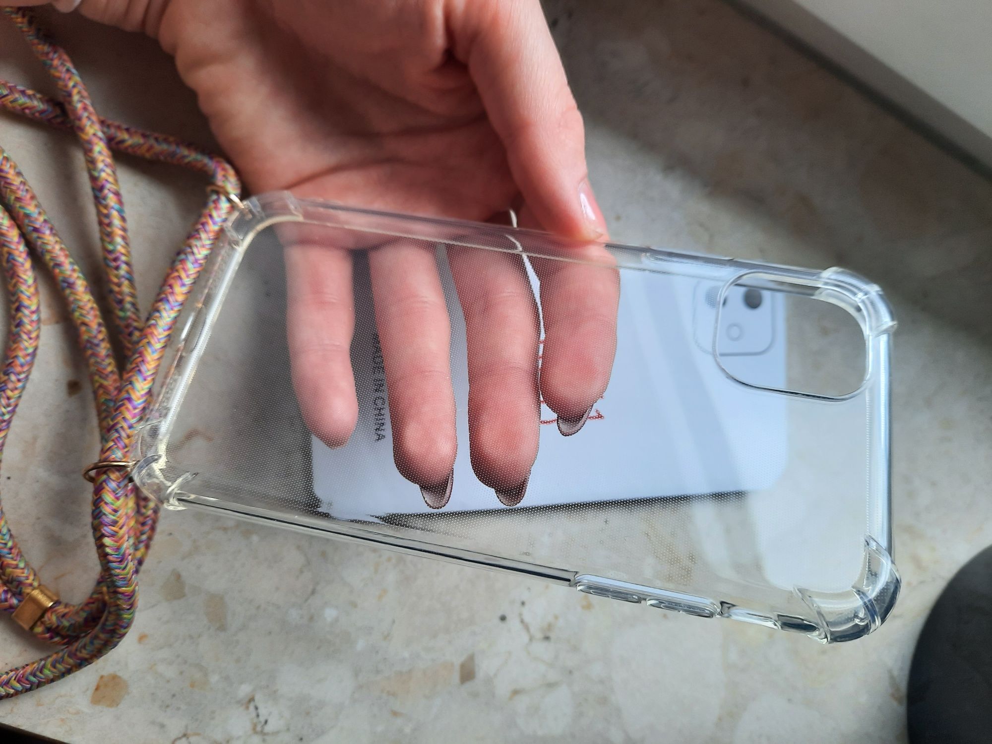 Etui na IPhone 11 z smyczką przezroczysty silikonowy