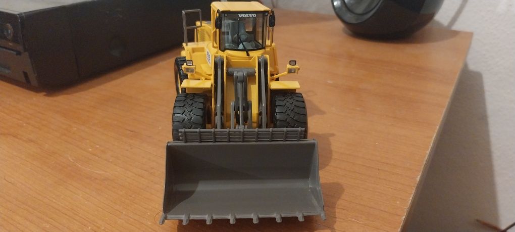 1/50 Caterpillar 140H Motor Grader and Volvo L180E