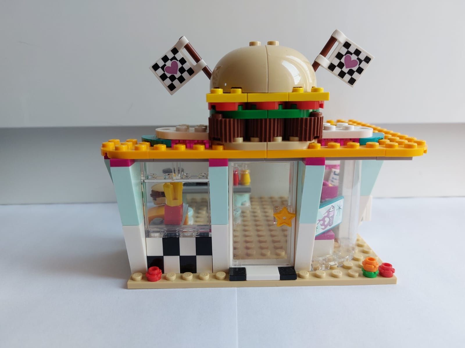 Lego frends 41349 ,,Wyścigowa restauracja"