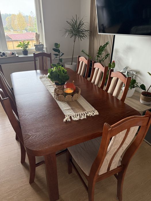 Stół rozkładany z 8 krzesłami, ciemne drewno / kremowa tapicerka