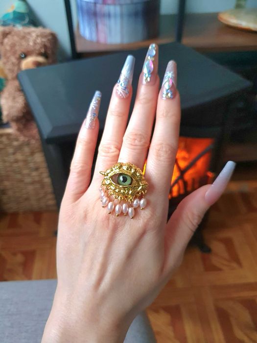 Anel surrealista olho verde, metal dourado, anel ajustável