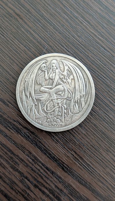 Старая монета для принятия решений монетка девушка демон суккуб