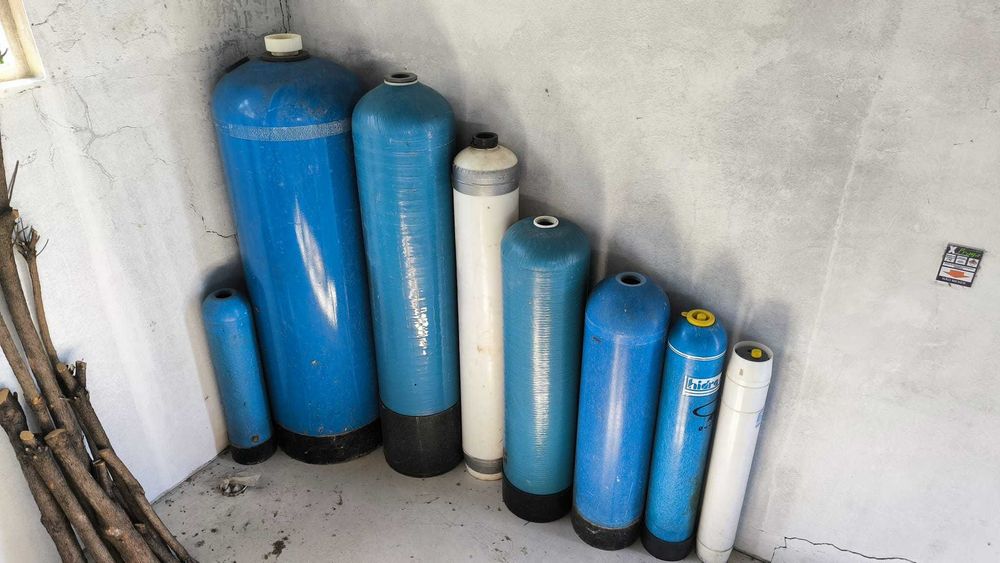 Vários depósitos filtradores de piscina