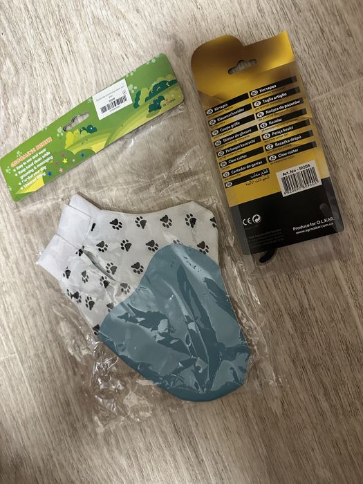 Продам перчатку для чистки шерсти и ножницы