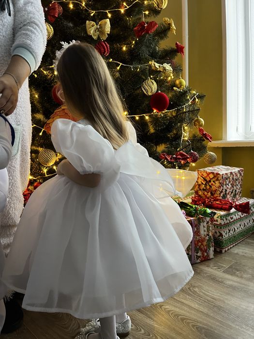 сукня білого кольору платьє