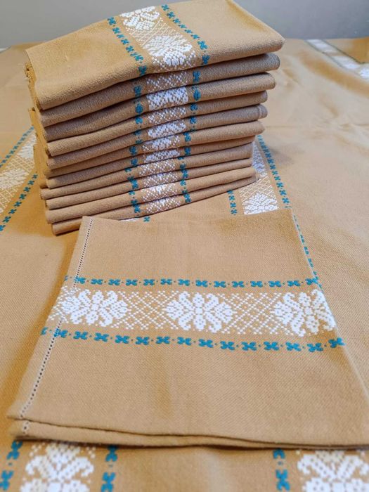 Włoski lniany obrus z haftem + 12 serwetek