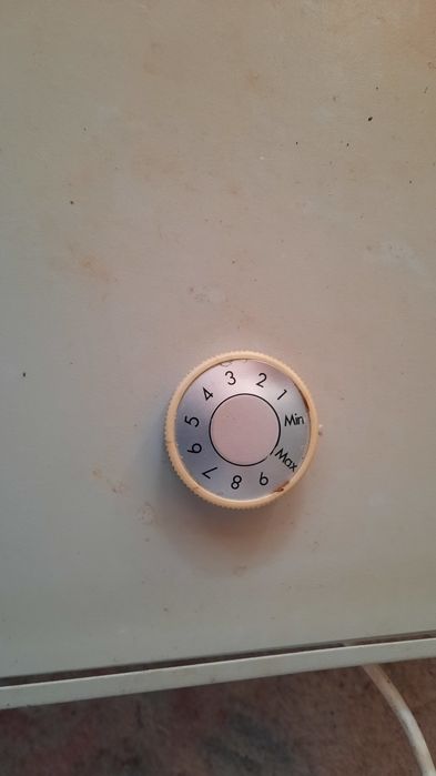 Grzejnik elektryczny  na sciane 700W  regolowany termostat