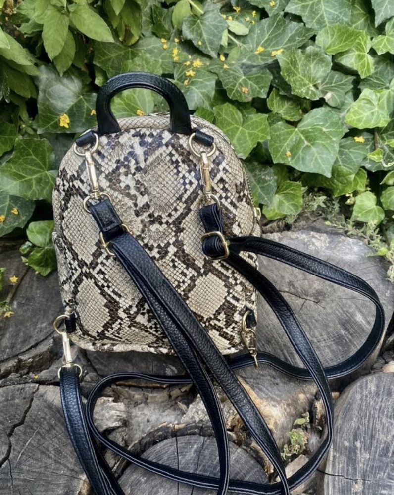 Стильний рюкзак у зміїний принт