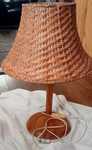 Lampa stołowa vintage drewniana noga rattan abażur przełącznik Ikea