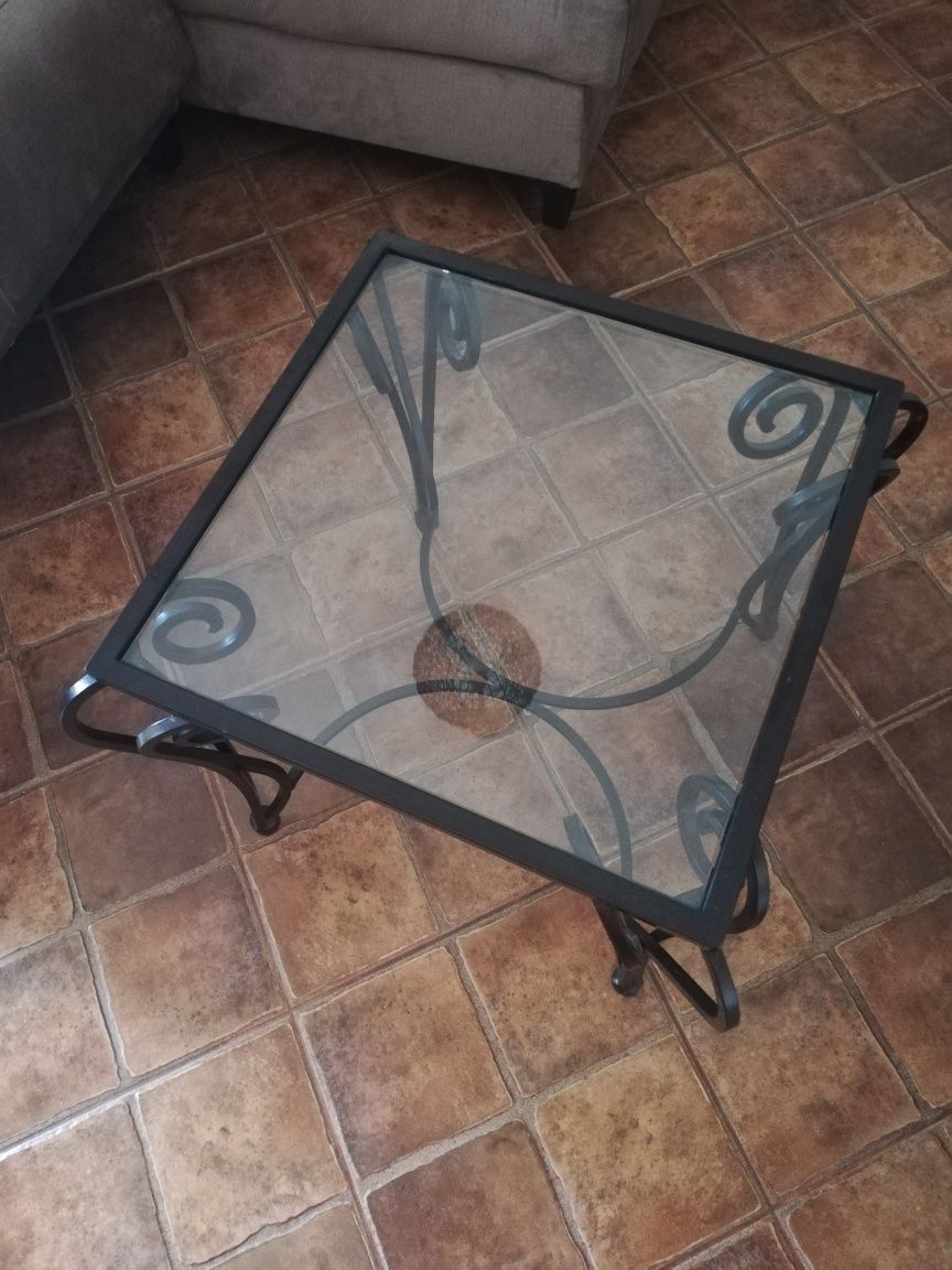 Mesa em ferro com tampo em vidro