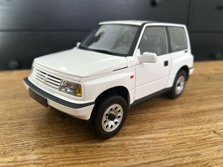 Suzuki Vitara 1:18 White LHD Dorlop jak Norev