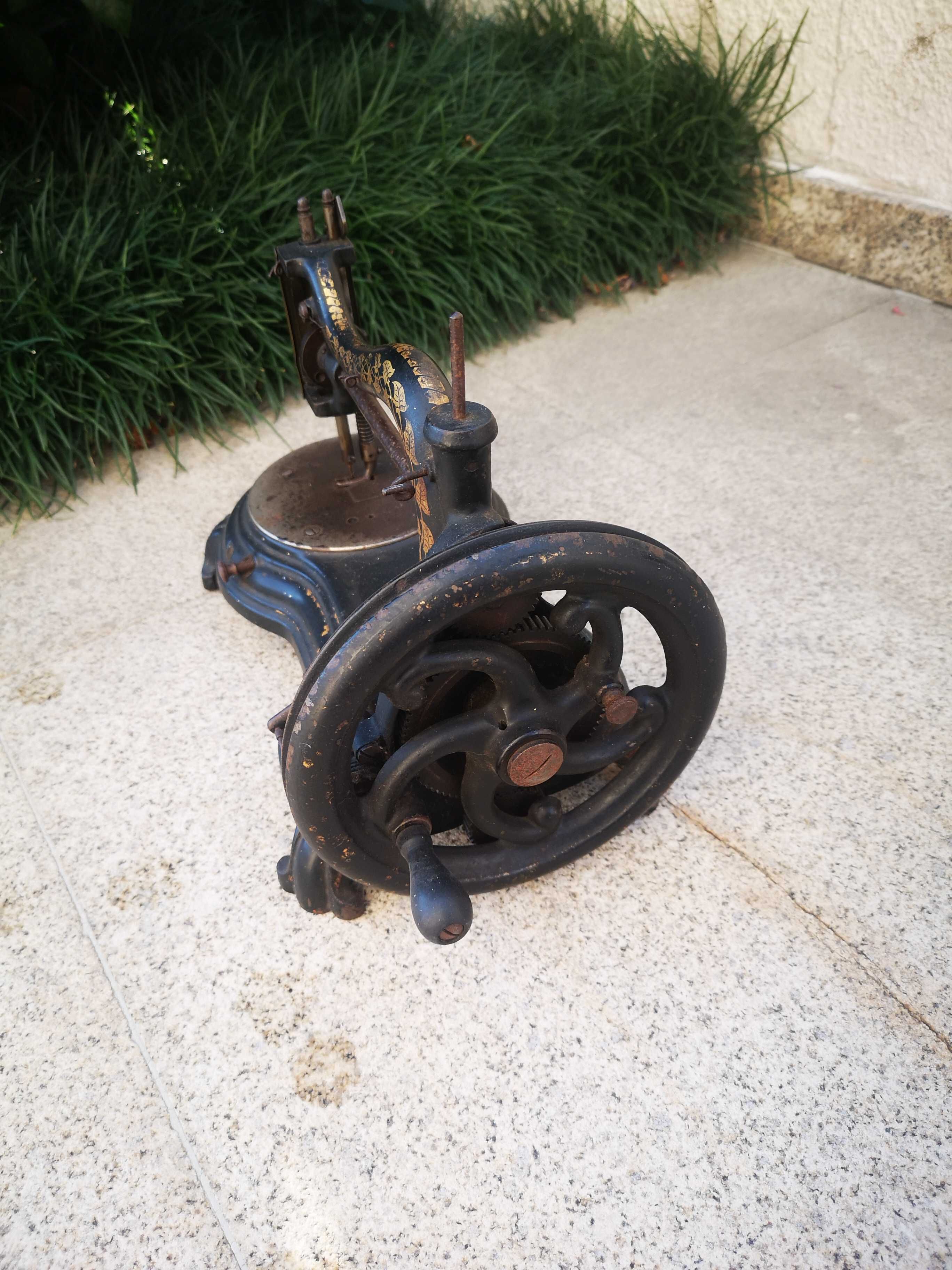 Máquina de Costura Antiga a Manivela – Colecionadores / Restauro