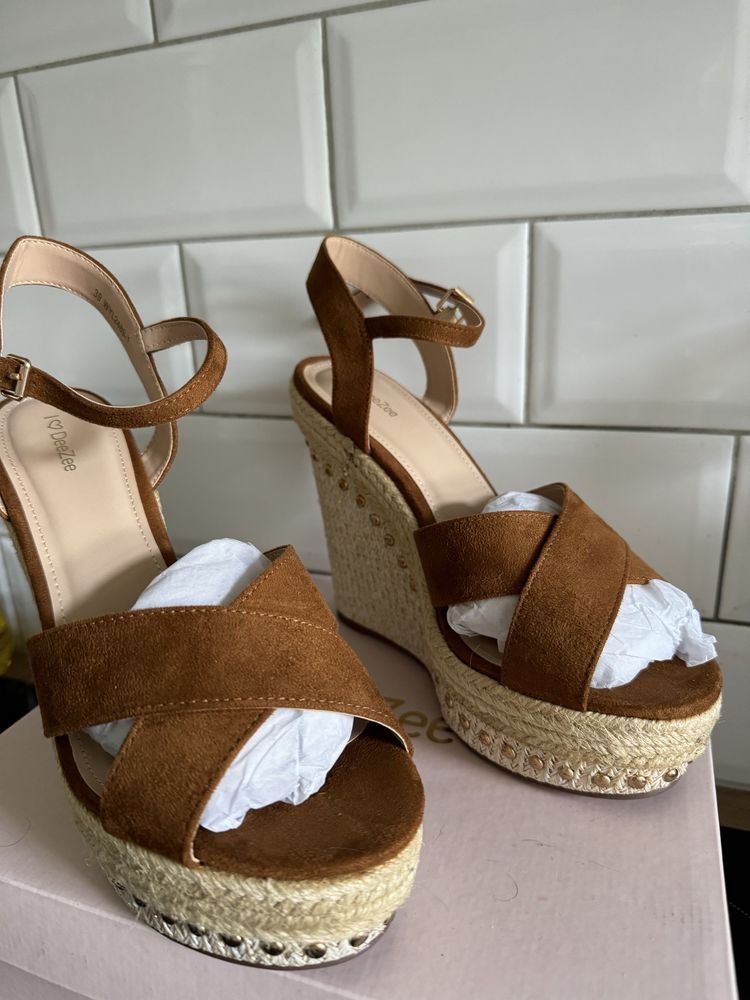 Sandały na koturnie w stylu Boho. DeeZee Camel r. 39. Jak nowe!