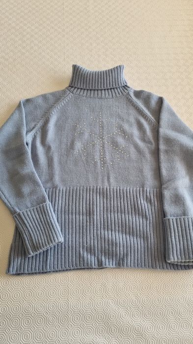 Camisola azul claro, de gola alta, da marca Cedosce, tamanho M.