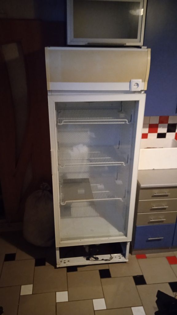 Холодильник витрина климатическая камера