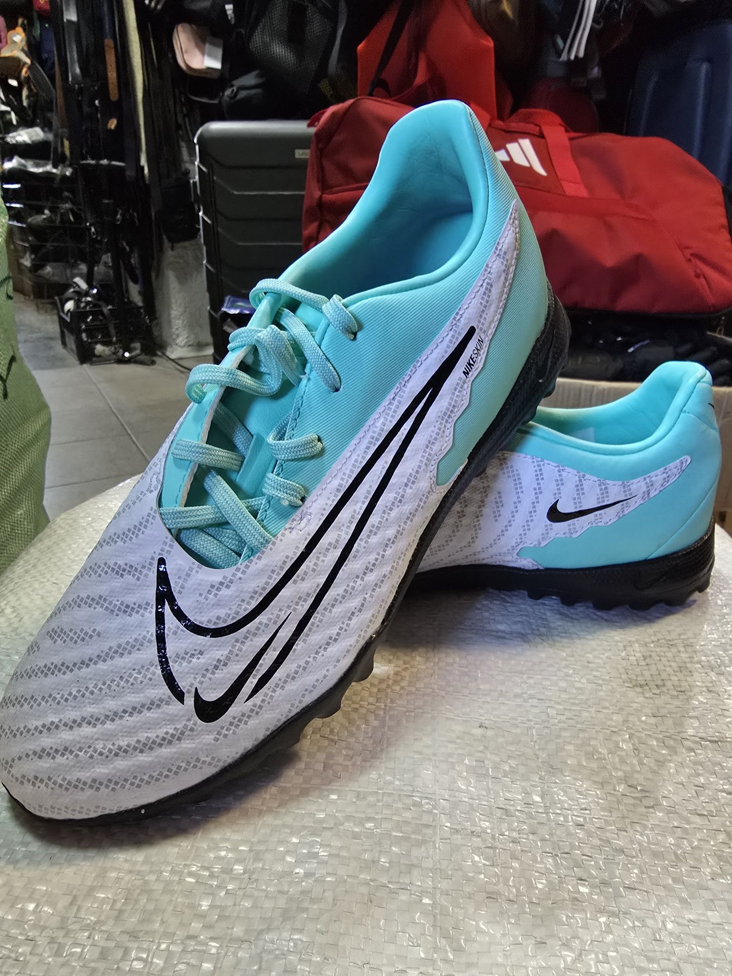 Сороконіжки Nike Phantom GX Academy TF DD9477-300