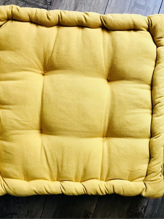 Poduszka do siedzenia z uchwytem w kolorze ochry 40x40x8