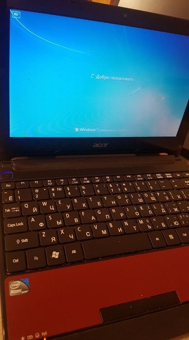 Рабочий ноутбук (нетбук) Acer Aspire One D255 с подставкой