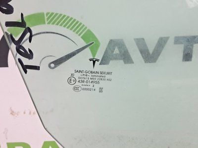 Стекло двери передней правой Tesla Tesla Model 3 156856900C