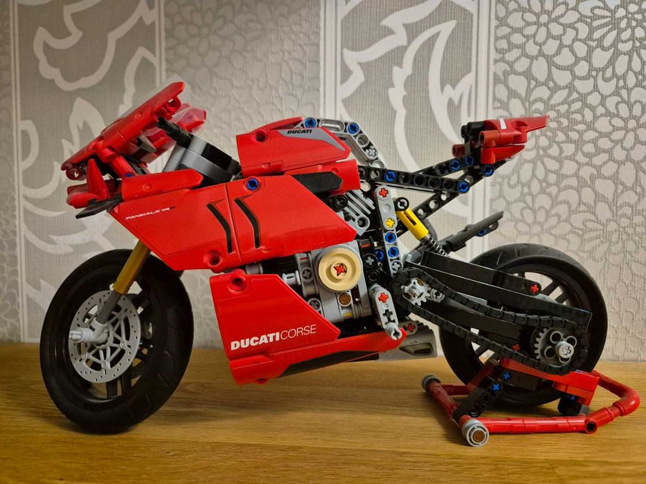 Продам LEGO Technic Ducati Panigale V4 R (42107), б/у