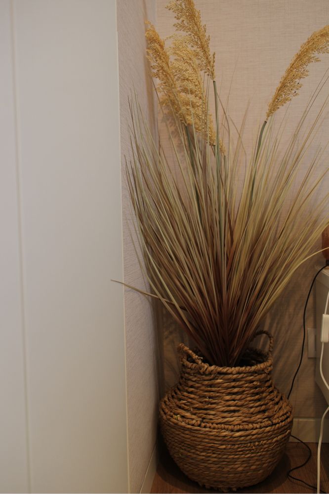Vaso decorativo com plantas secas
