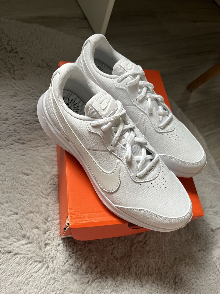 Białe sneakersy Nike varsity leather