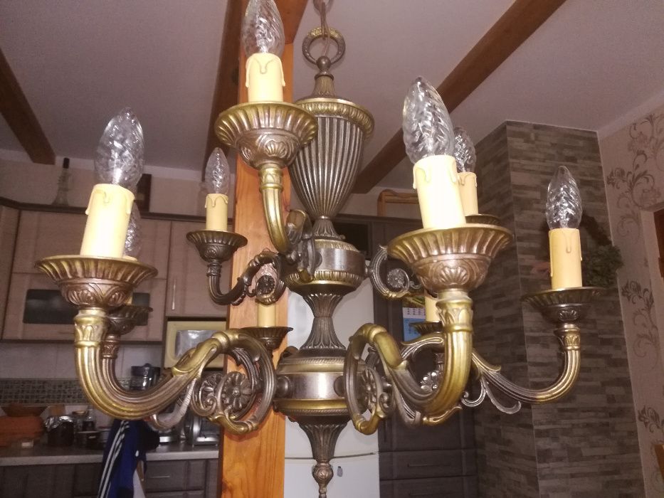Piękny stary zadbany mosiężny żyrandol.