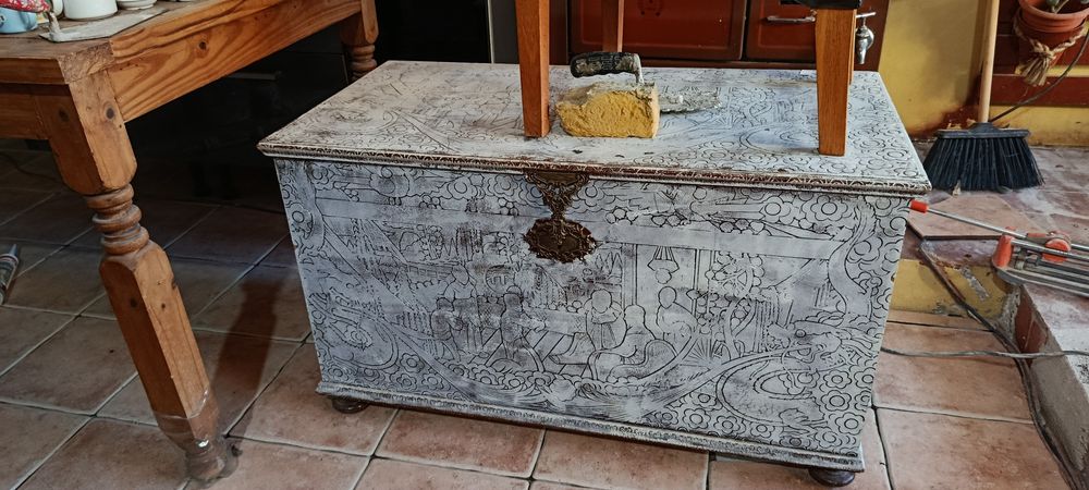 Uma mala baú bastante antiga.