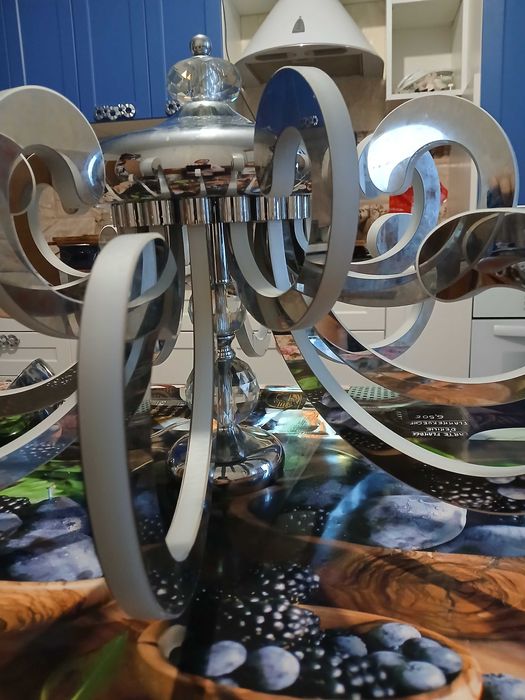 Красива, масивна, світлодіодна люстра в гарному стані, в кольорі хром.