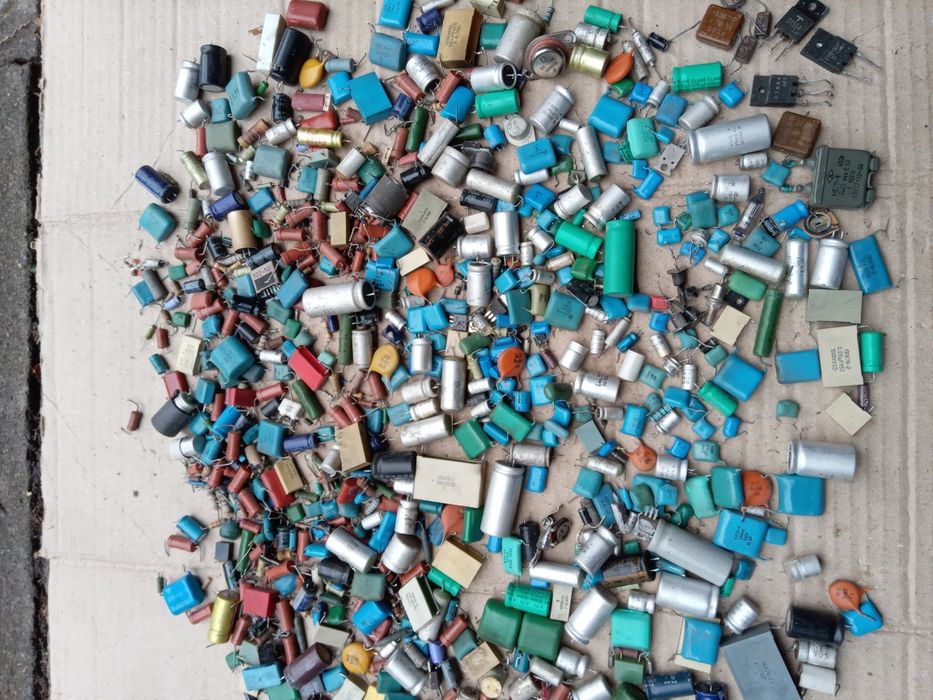 Зрізка з плат радіодеталі