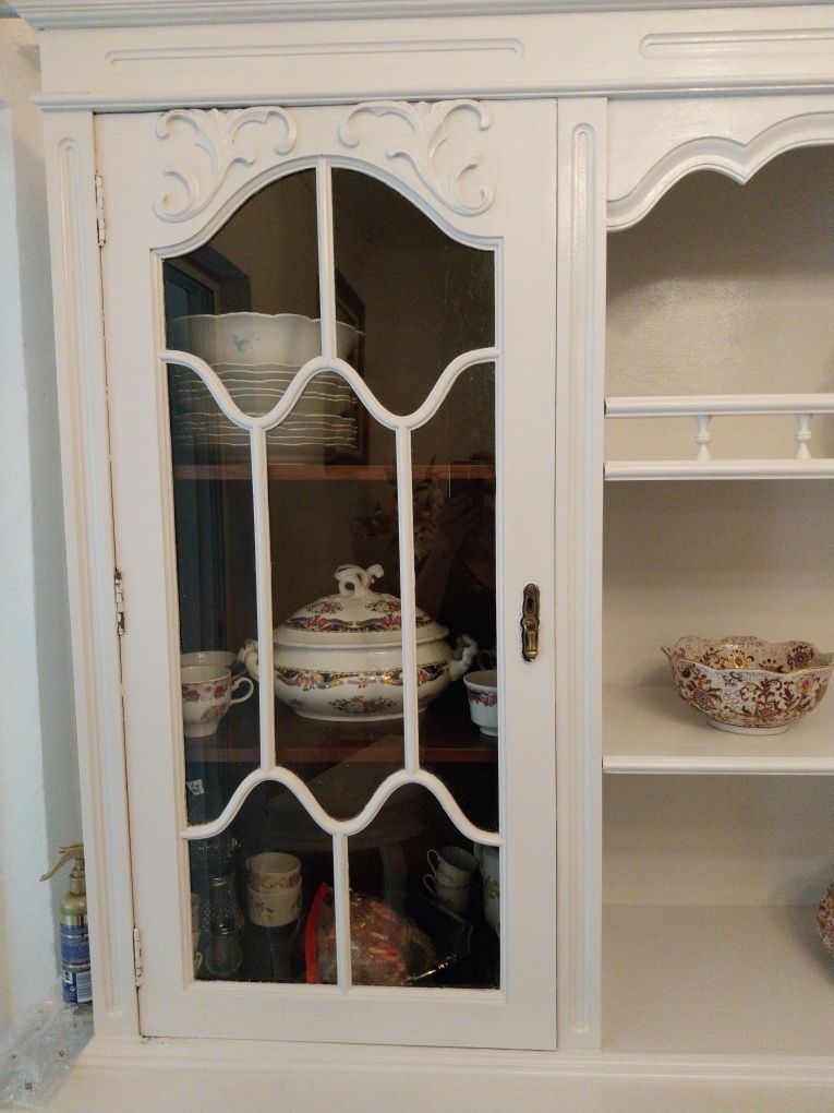 Móvel com cristaleira vintage em branco