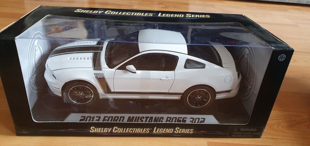 1:18 Shelby Collectibles Ford Mustang BOSS 302