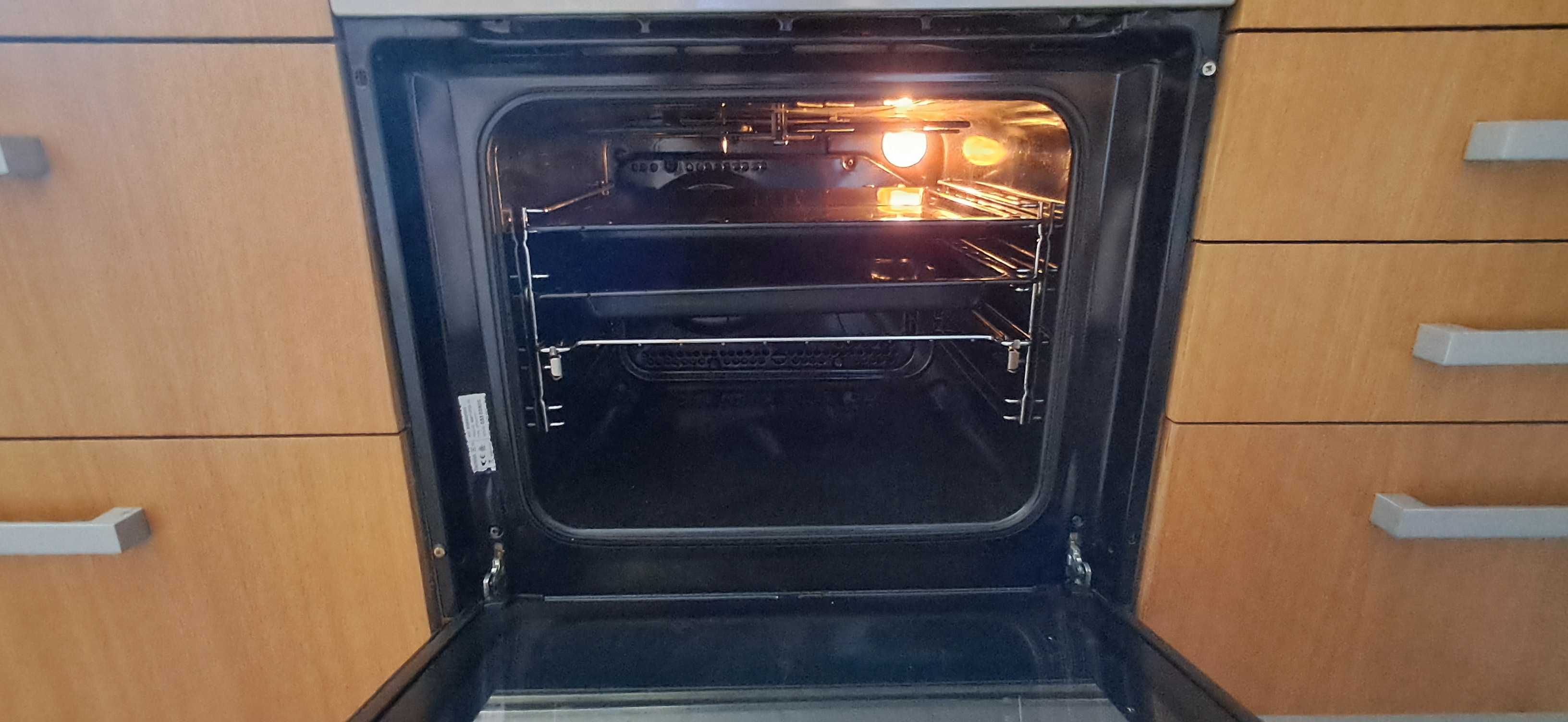 Forno eléctrico e placa fogão mista (gás e eléctrica)