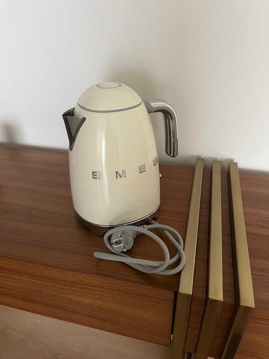 Chaleira Elétrica Smeg Mini , 1,7L, Creme , NOVA