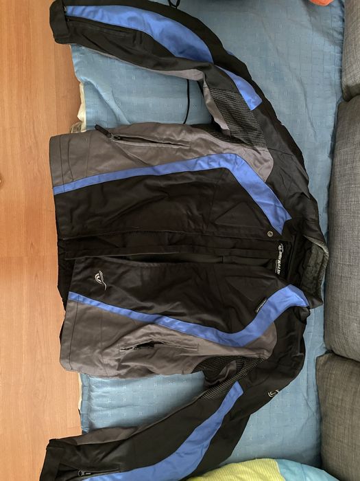 Capacete, casaco e óculos de mota