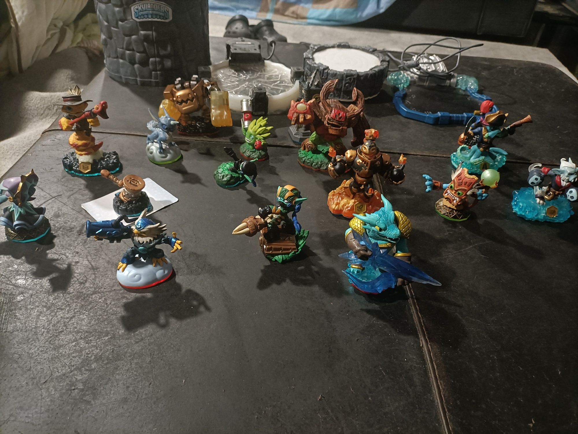 Inclui 45 Skylanders+6 veículos+3 plataformas+CD PS4+9 chaves