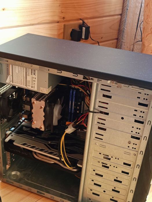 Продам ігровий пк в комплект іде монітор та мишка та клавіатура
