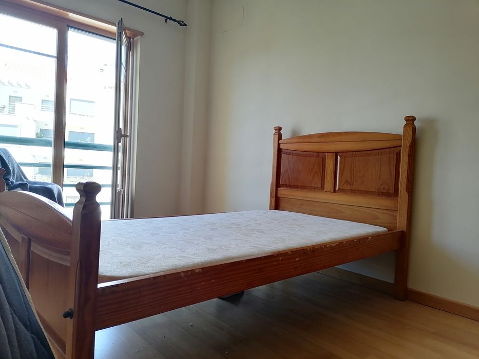 Cama de madeira pinho + estrado + colchão