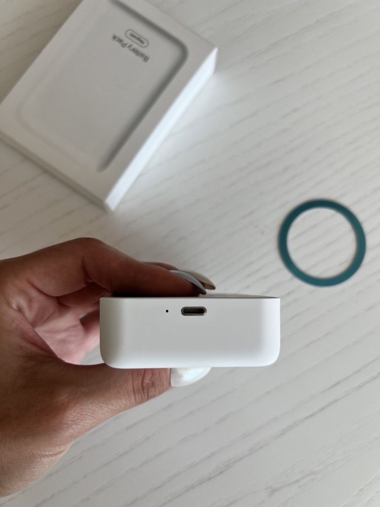 MagSafe PowerBank для iPhone з ємністю 10 000 мАч.