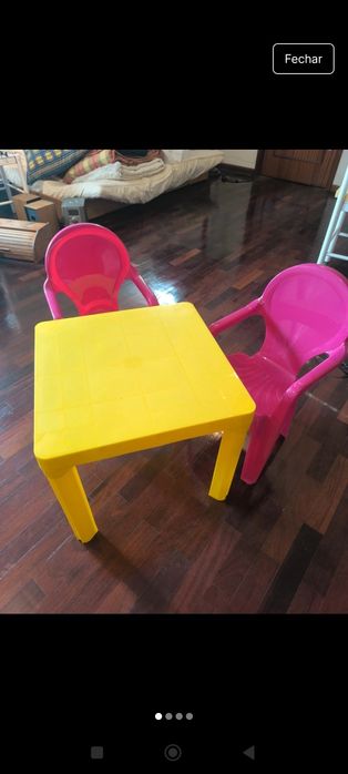 Mesa e duas cadeiras para crianças