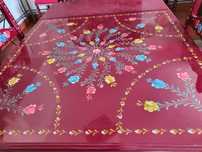 Mesa de jantar extensível e pintada à mão, com 6 cadeiras a condizer.