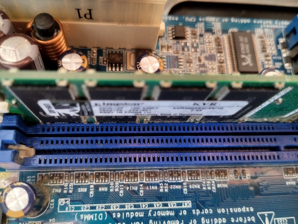 Computador torre antigo usado para peças