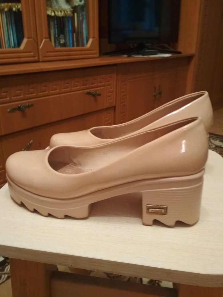 Туфли женские пудра 38 размера