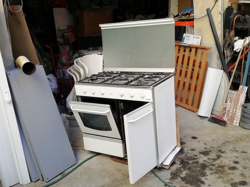 Sofá em pele, 250eu. Aparador mais mesa extensível 600eu. Cadeiras 30e