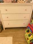 Comoda IKEA 3 gavetas puxadores rosa
