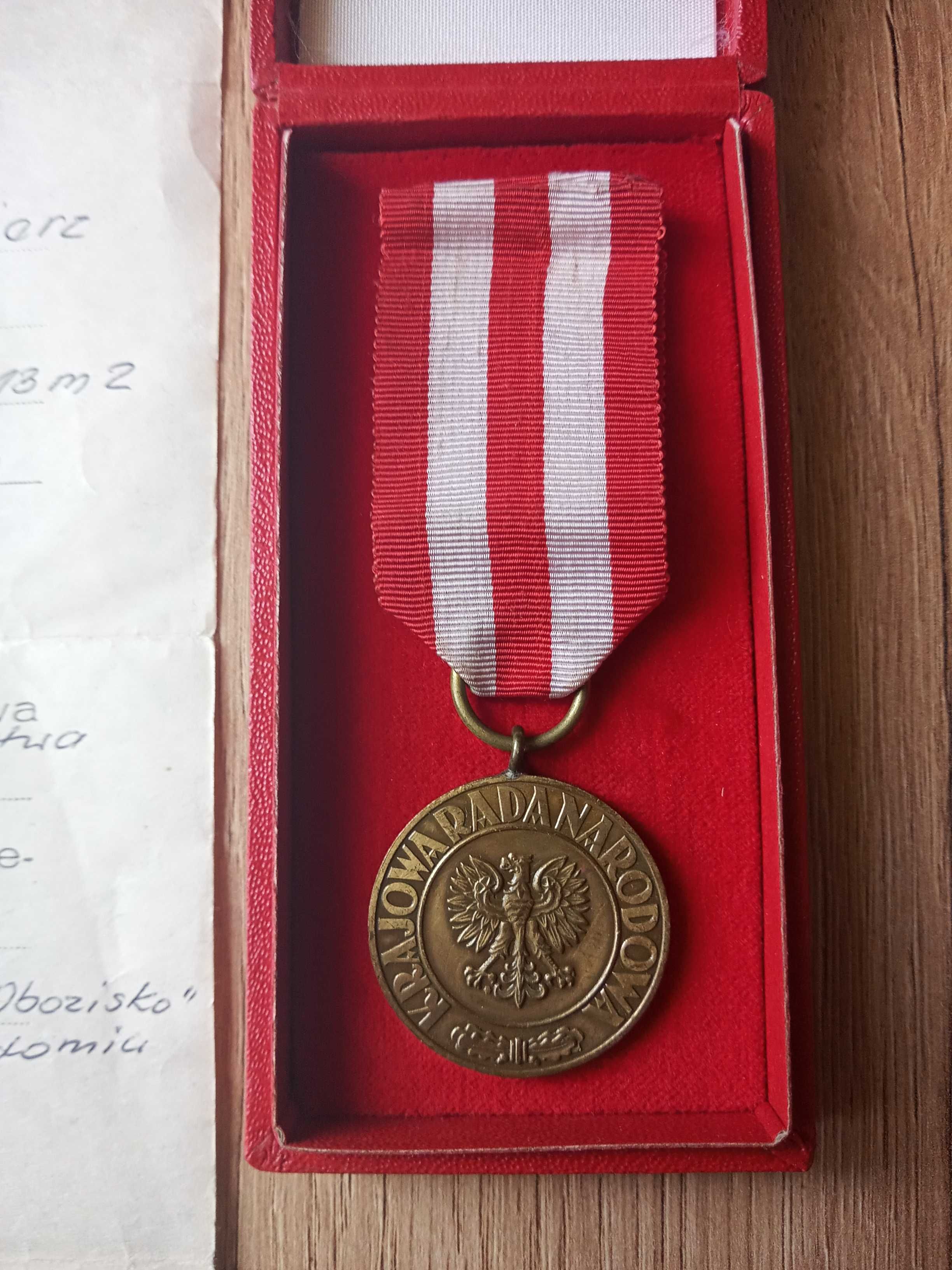 Medal Zwycięstwa i Wolności z dokumentem