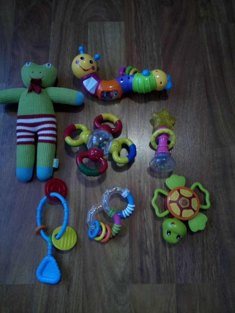 продам дитячі іграшки розвиваючі та круг для плавання