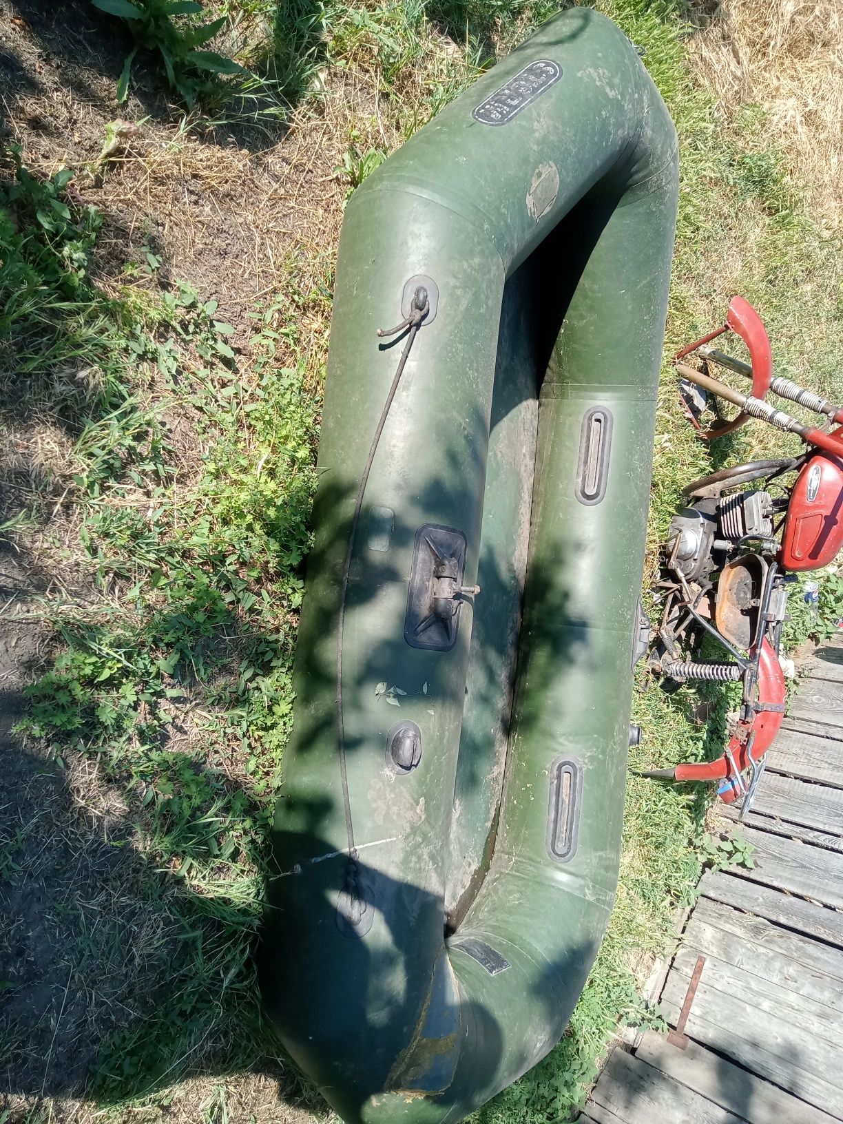 Продам срочно надувная лодка требуется внимание а так лодка неплохая з