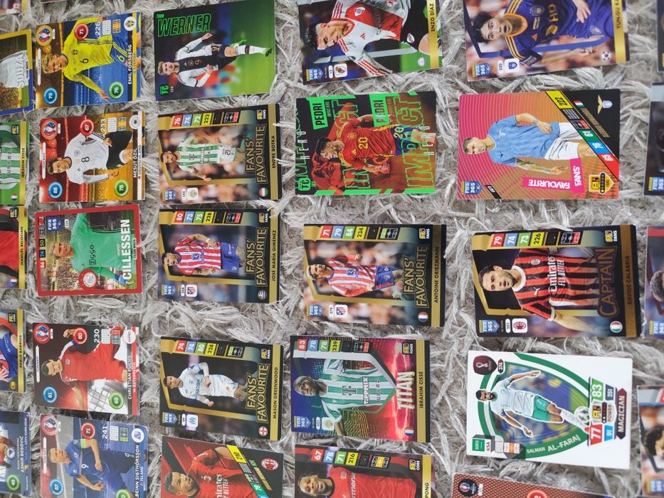 100szt Karty piłkarskie FIFA panini adrenalyn 2025 top class tc