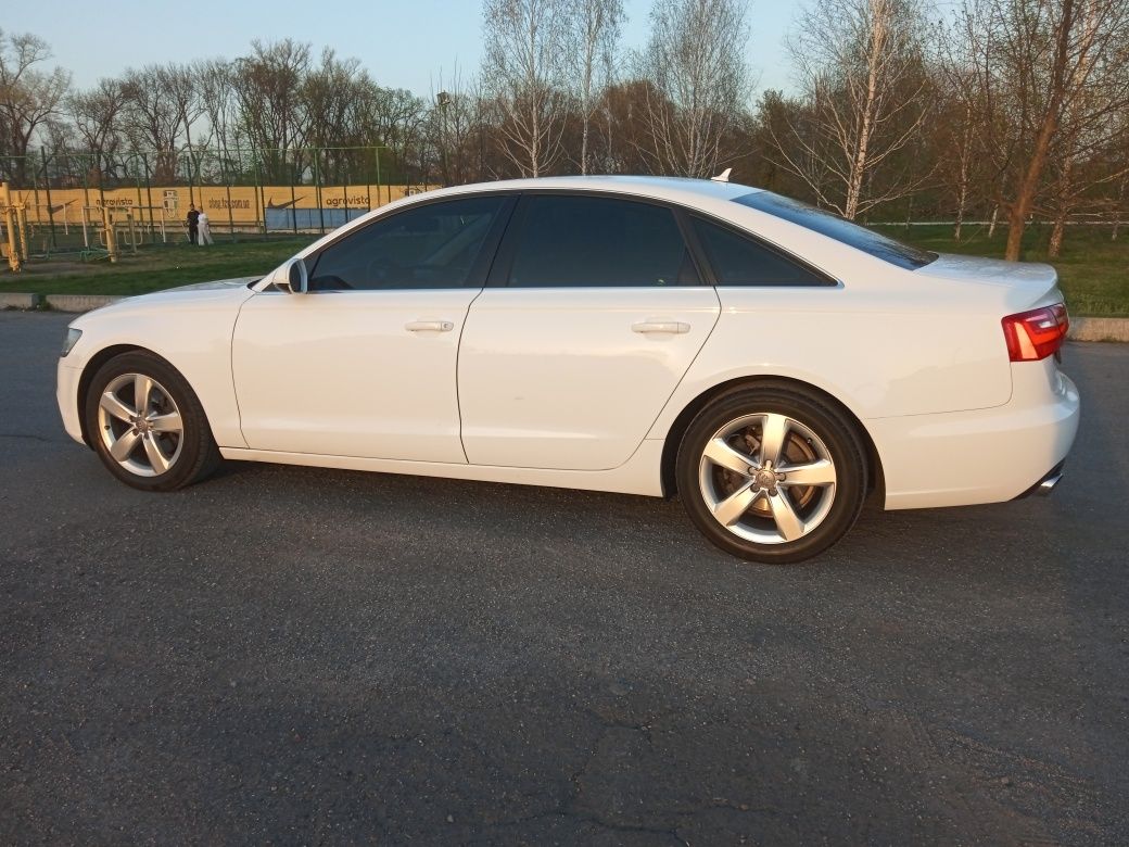 Продам Audi A6 официальный автомобиль не крашен.